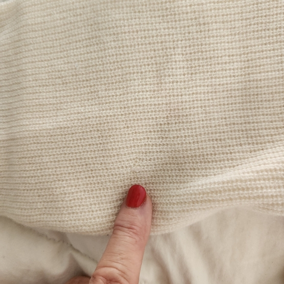 vince cashmere sweater Size M Ivory V Neck FLAW - Picture 9 of 9